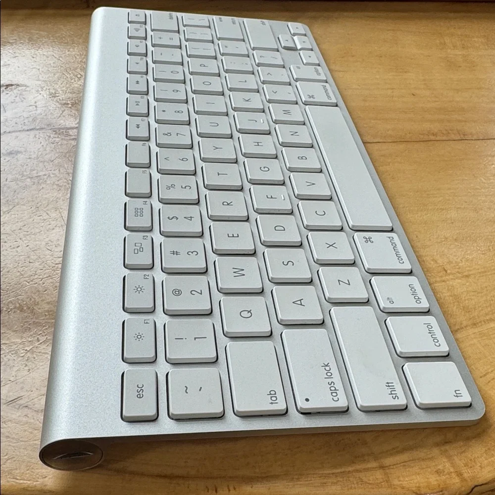 Apple MAGIC KEYBOARD A1314 WIRELESS ALUMINUM WHITE EUC